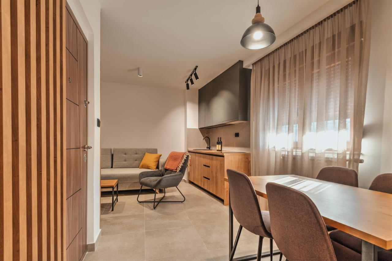 Apartmani Studio Proforma 콜라신 외부 사진